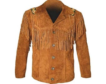 Könnte beinhalten: Braune Wildlederjacke mit Fransen an Brust, Schultern und Ärmeln. Die Jacke hat eine Knopfleiste und dekorative Perlen an den Schultern. Klassischer Western-Stil.
