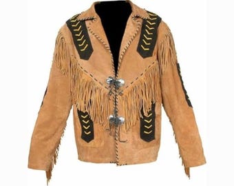 Könnte beinhalten: Hellbraune Wildlederjacke mit Fransen und schwarzen und gelben Akzenten. Die Jacke hat einen Reverskragen, dekorative Nähte und silberfarbene Verschlüsse. Die Ärmel und die Vorderteile sind mit Fransen verziert.