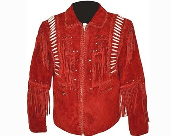 Könnte beinhalten: Rote Wildlederjacke mit Fransen an Ärmeln und Brust. Die Jacke hat weiße Akzente und silberfarbene Nieten. Sie hat einen Reißverschluss und einen Kragen. Ein stilvolles Oberbekleidungsstück.