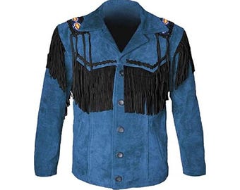 Könnte beinhalten: Blaue Wildlederjacke mit schwarzen Fransen an Brust und Ärmeln. Die Jacke hat eine Knopfleiste und dekorative Perlen an den Schultern. Ein klassisches Kleidungsstück im Western-Stil.