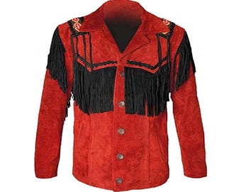 Könnte beinhalten: Rote Wildlederjacke mit schwarzen Fransen und dekorativen Nähten an den Schultern. Die Jacke hat eine Knopfleiste und einen klassischen Kragen. Ein stilvolles Oberbekleidungsstück.