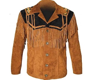 Könnte beinhalten: Braune Wildlederjacke mit klassischem Kragen, schwarzen Akzenten und dekorativen Fransen. Die Jacke hat Knopfverschlüsse und Verzierungen an den Schultern und bietet eine Vintage-Western-Ästhetik.