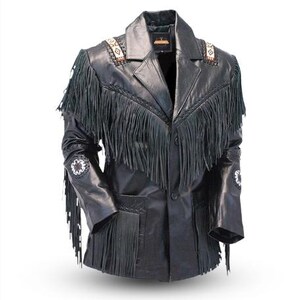 Peut inclure: Veste en cuir noir avec des franges sur les manches, la poitrine et le dos. La veste présente des perles décoratives sur les épaules et les manches. Elle a une coupe blazer classique avec un col cranté et une fermeture à boutons.