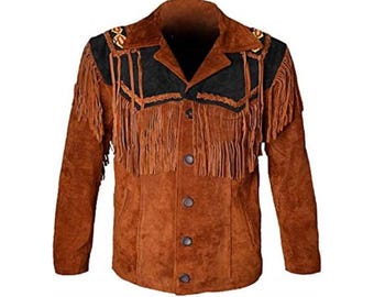 Könnte beinhalten: Braune Wildlederjacke mit schwarzen Akzenten und Fransen. Die Jacke hat einen Reverskragen, einen Knopfverschluss und dekorative Verzierungen an den Schultern. Die Ärmel sind lang, und der Gesamtstil erinnert an ein Western- oder Indianer-Design.