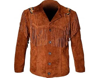 Könnte beinhalten: Braune Wildlederjacke mit Fransen an Brust und Ärmeln. Die Jacke hat einen Reverskragen, einen Knopfverschluss und dekorative Perlen auf den Schultern. Diese Jacke im Western-Stil ist ein klassisches Oberbekleidungsstück.