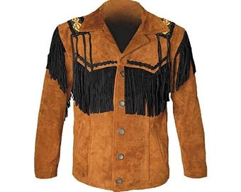 Könnte beinhalten: Braune Wildlederjacke mit schwarzen Fransen an Brust und Ärmeln. Die Jacke hat eine Knopfleiste und dekorative Nähte an den Schultern. Ein klassisches Kleidungsstück im Western-Stil.