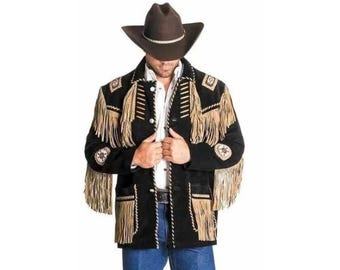 Könnte beinhalten: Schwarze Wildlederjacke mit beigefarbenen Fransen und dekorativen Nähten. Die Jacke hat eine Knopfleiste, Taschen und Verzierungen auf den Schultern. Ein brauner Cowboyhut vervollständigt den Look. Western-Stil.