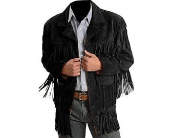Puede incluir: Chaqueta de ante negra con flecos largos. La chaqueta tiene un cuello clásico, cierre de botones y un corte entallado. Los flecos están en las mangas, el pecho y el dobladillo. La chaqueta se combina con una camisa abotonada y vaqueros.