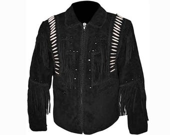 Puede incluir: Chaqueta de ante negra con cremallera, cuello y flecos. Las costuras blancas acentúan los hombros y las mangas. La chaqueta tiene un estilo western clásico.
