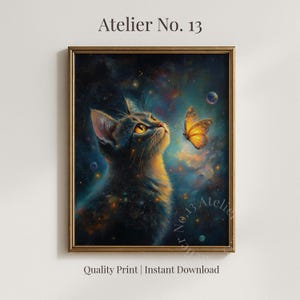 Op de afbeelding: Een ingelijste kunstdruk met een kat die naar een vlinder kijkt tegen een kosmische achtergrond. Het kunstwerk heeft een donker kleurenpalet met gouden accenten, en de tekst "Atelier No. 13" staat bovenaan. De woorden "Quality Print | Instant Download" staan onderaan.