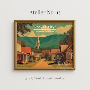 Puede incluir: Una impresión enmarcada titulada "Rocket-City" que presenta una ilustración vintage de Huntsville, Alabama. La obra de arte representa una escena callejera con edificios, una estructura de cohete alta y un telón de fondo de montaña. La impresión está en un marco dorado.