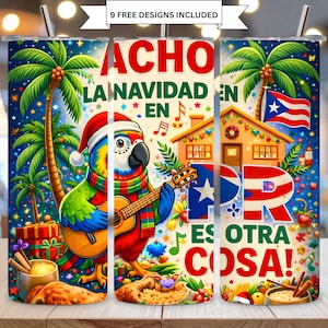 Op de afbeelding: Een levendige beker met een feestelijk ontwerp. Het toont een papegaai met een kerstmuts die gitaar speelt, palmbomen, een huis met een Puerto Ricaanse vlag en de tekst "ACHO LA NAVIDAD EN POR ES OTRA COSA!"