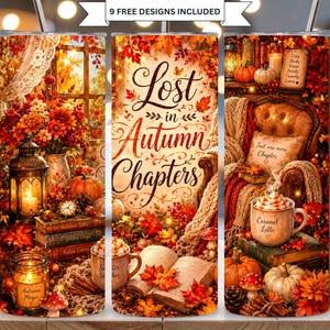 Könnte beinhalten: Ein zylindrischer Becher mit einer herbstlichen Rundum-Szene aus orangefarbenen und roten Blättern, Kürbissen, Büchern, einer Laterne und einer Tasse Karamell-Latte. Der Text lautet 9 FREE DESIGNS INCLUDED, Lost in Autumn Chapters, Just one more Chapter und Caramel Latte.