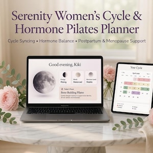 Könnte beinhalten: Ein Laptop und ein Tablet zeigen einen Zyklus- und Hormon-Pilates-Planer an. Der Laptop-Bildschirm zeigt eine Mondgrafik und den Text "Good evening, Kiki". Das Tablet zeigt einen Kalender an. Der Titel lautet "Serenity Women's Cycle & Hormone Pilates Planner."