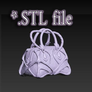 Puede incluir: Un bolso de mano morado claro renderizado en 3D con intrincados patrones fluidos y dos asas retorcidas. El bolso tiene un cierre de cremallera y un diseño decorativo. El texto ".STL file" se muestra encima del bolso.