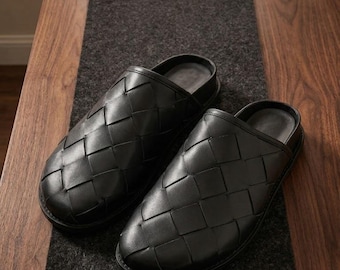 Pantuflas tipo mule de cuero tejido Intrecciato negro para hombre – Zapatos de casa con talón abierto