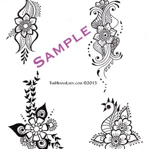 Op de afbeelding: Zwarte en witte bloemen henna-ontwerpen op een witte achtergrond. De ontwerpen bevatten bloemen, bladeren en ingewikkelde patronen. Het woord "SAMPLE" is diagonaal afgedrukt. Websiteadres en copyrightinformatie zijn ook zichtbaar.