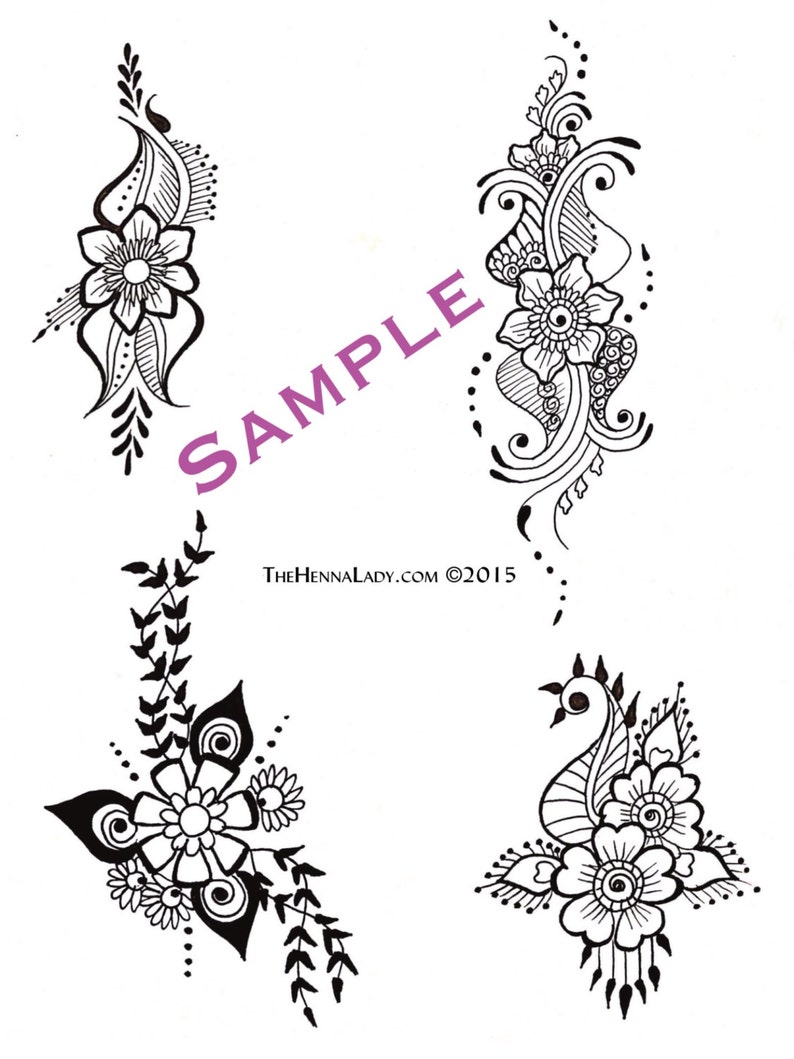 Op de afbeelding: Zwarte en witte bloemen henna-ontwerpen op een witte achtergrond. De ontwerpen bevatten bloemen, bladeren en ingewikkelde patronen. Het woord "SAMPLE" is diagonaal afgedrukt. Websiteadres en copyrightinformatie zijn ook zichtbaar.
