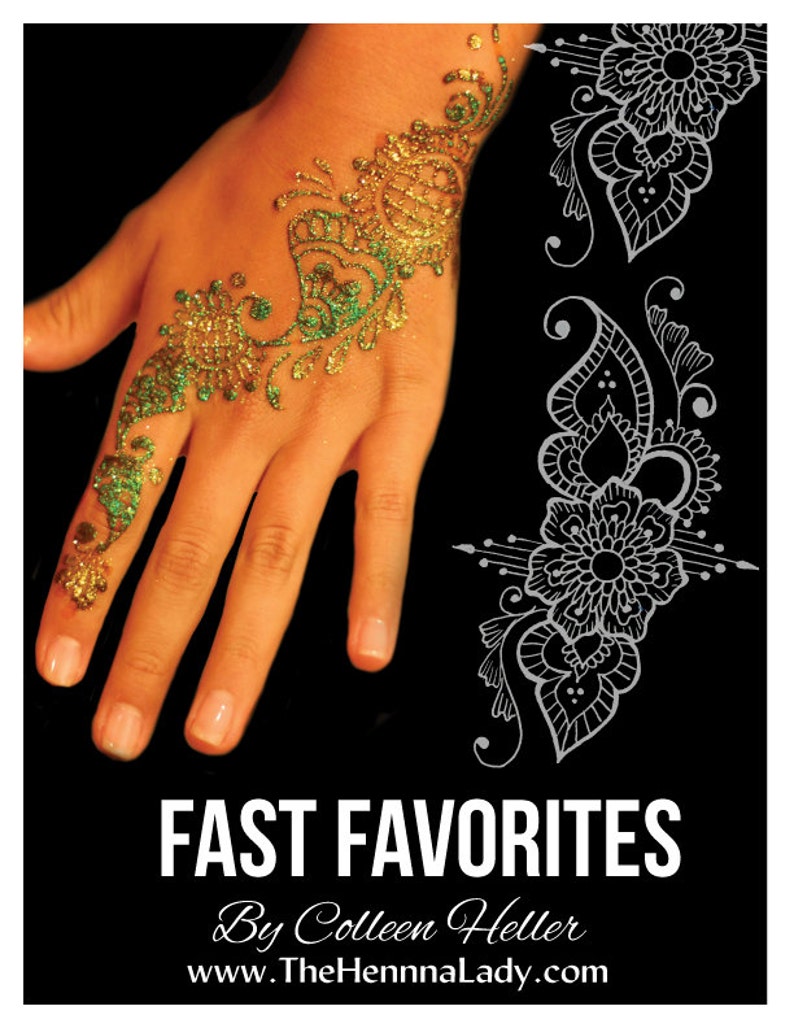 Op de afbeelding: Een hand versierd met goud en groene glitter henna ontwerpen. De henna kunst toont ingewikkelde bloemen- en paisley patronen. De afbeelding bevat ook de tekst "FAST FAVORITES" en het websiteadres www.TheHennaLady.com.