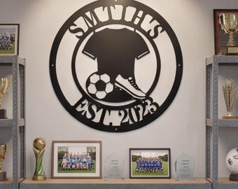 Custom voetbal metalen muurkunst, bord familienaam jersey, muurdecoratie slaapkamer voor sportfans, gepersonaliseerd cadeau, muurdecoratie