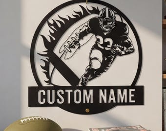Insegna in metallo personalizzata a tema calcio, scultura personalizzata di un atleta, decorazione con giocatore dinamico in carica, opera d'arte ideale per la "tana dell'uomo".