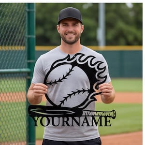 Puede incluir: Un letrero de pared de metal negro que presenta una pelota de béisbol con detalles de llamas colocada sobre un bate de béisbol. El diseño incluye el texto YOURNAME en una fuente serif negrita en la parte inferior, creando una pieza decorativa.