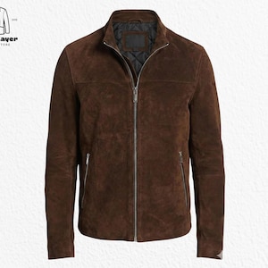 Può includere: Giacca in pelle scamosciata marrone con zip, due tasche laterali e collo alto. La giacca ha una fodera trapuntata ed è di North Layer Jackets Store.
