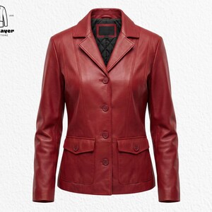 Peut inclure: Un blazer en cuir rouge avec un design classique. La veste présente un col cranté, trois boutons, deux poches avant et une doublure noire matelassée. Le logo North Layer Jackets Store est dans le coin supérieur gauche.