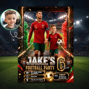 Può includere: Invito a una festa a tema calcio con la foto di un bambino. L'invito include il testo "JAKE'S FOOTBALL PARTY" e i dettagli dell'evento. Il design presenta un pallone da calcio e le informazioni della festa.