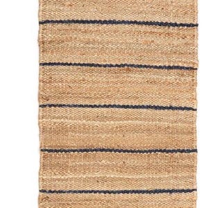 Pode incluir: Um tapete passadeira retangular tecido com fibras de juta em tom castanho natural. O tapete apresenta uma s&eacute;rie de riscas horizontais finas em azul-marinho escuro, espa&ccedil;adas uniformemente ao longo de toda a superf&iacute;cie texturada e rugosa.