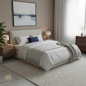 Può includere: Una camera da letto con un letto con lenzuola bianche, un cuscino blu navy e una coperta grigia. Un dipinto astratto incorniciato è appeso sopra il letto. Un tappeto grigio chiaro copre il pavimento e un comodino in legno con una lampada è accanto al letto.
