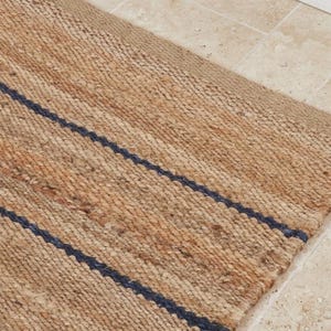 Tapete passadeira de juta e cânhamo tecido à mão: listras azuis, estilo boho campestre para corredor ou cozinha. imagem 5