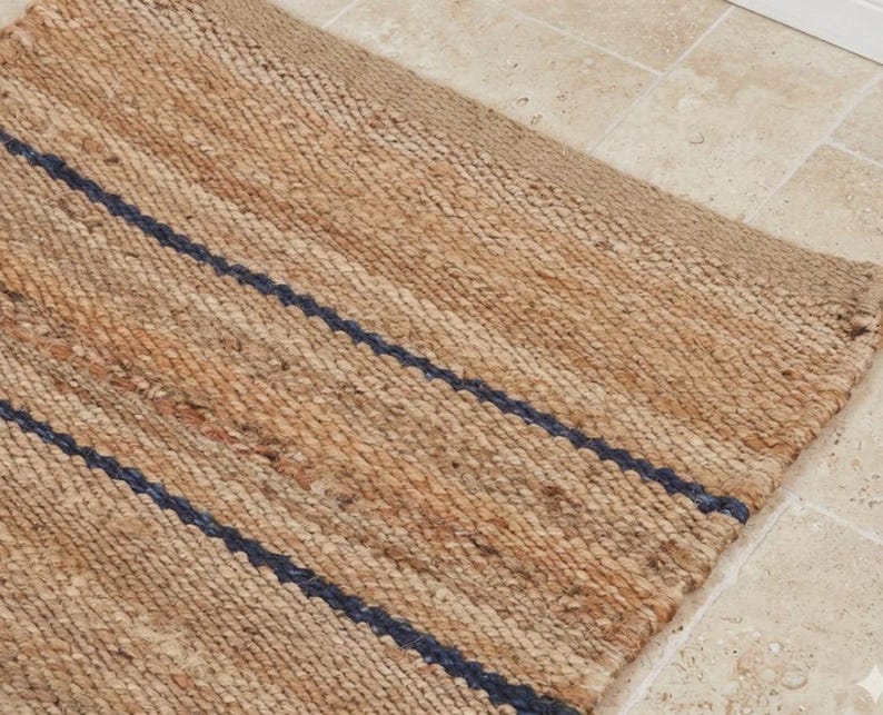 Tapete passadeira de juta e cânhamo tecido à mão: listras azuis, estilo boho campestre para corredor ou cozinha. imagem 5