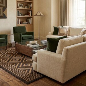 Peut inclure: Un salon avec un canapé beige, deux fauteuils verts en velours et un tapis à motifs. Une table basse en bois avec un plateau en verre est au centre. La pièce a une palette de couleurs neutres et de la lumière naturelle.