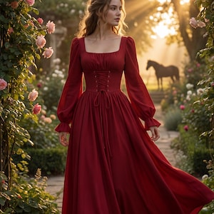 Puede incluir: Una mujer con un vestido largo y fluido de color burdeos con cuello cuadrado y mangas largas, caminando por un jardín. El vestido presenta un corpiño estilo corsé y una falda amplia. El fondo incluye un camino de piedra, rosales y un caballo.