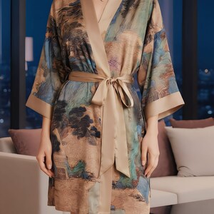 K&ouml;nnte beinhalten: Seidenrobe mit Landschaftsdruck in Braun-, Blau- und Gr&uuml;nt&ouml;nen. Die Robe hat eine beige Einfassung, einen passenden G&uuml;rtel und weite &Auml;rmel. Die Robe ist knielang und hat einen V-Ausschnitt.