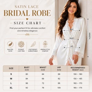 Puede incluir: Una bata de sat&eacute;n blanca con ribete de encaje que incluye una tabla de tallas con medidas de busto, cintura, cadera y altura en cent&iacute;metros. El texto dice Satin Lace Bridal Robe, Size Chart, Silk Feel Satin, Elegant Lace Trim, Lightweight.