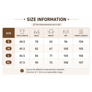 Pode incluir: Uma tabela de informa&ccedil;&otilde;es de tamanho com cabe&ccedil;alhos marrons e linhas brancas. Lista os tamanhos S, M, L e XL com medidas em cm para comprimento do top, busto, cintura, quadril e comprimento da cal&ccedil;a. O texto inclui 'SIZE INFORMATION', 'All measurements are in CM' e uma nota sobre uma margem de erro de 1-3cm.
