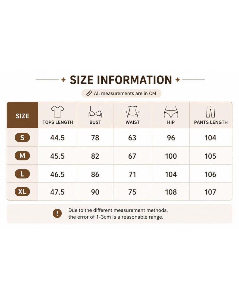 Pode incluir: Uma tabela de informa&ccedil;&otilde;es de tamanho com cabe&ccedil;alhos marrons e linhas brancas. Lista os tamanhos S, M, L e XL com medidas em cm para comprimento do top, busto, cintura, quadril e comprimento da cal&ccedil;a. O texto inclui 'SIZE INFORMATION', 'All measurements are in CM' e uma nota sobre uma margem de erro de 1-3cm.