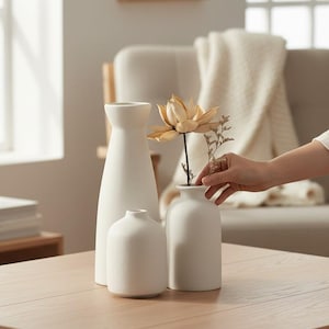 Set van 3 keramische vazen, mat wit, moderne minimalistische decoratie in landelijke stijl.