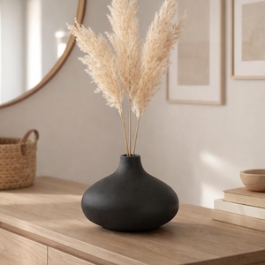 Pebble Noir – Minimalist Vase for Dried Flowers, Scandinavian Home Accent