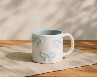 Embossed Ribbon Porcelain Coffee Mug – Twist Handle, 13.4oz
