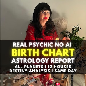 Puede incluir: Una persona de cabello oscuro con una blusa de encaje rojo, detrás de una mesa de cristal con cartas de tarot y velas encendidas. El texto dice: REAL PSYCHIC NO AI BIRTH CHART ASTROLOGY REPORT ALL PLANETS | 12 HOUSES DESTINY ANALYSIS | SAME DAY.