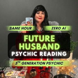 Può includere: Una persona con capelli scuri che indossa un top rosso tiene in mano una carta dei tarocchi. Le scritte sovrapposte recitano: SAME HOUR, ZERO AI, FUTURE HUSBAND PSYCHIC READING, 5TH GENERATION PSYCHIC. Carte dei tarocchi sono sparse su un tavolo.