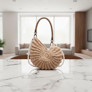 Crochet Conch Shaped Crossbody Bag – Handmade Small Shoulder Bag with Pearl Chain