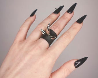 COUNTESS Star Dusters Anello tubolare in PVC nero opaco con grappolo di punte