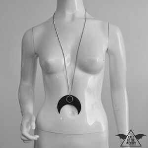 LUNA - Collana con ciondolo a catena a mezzaluna nera