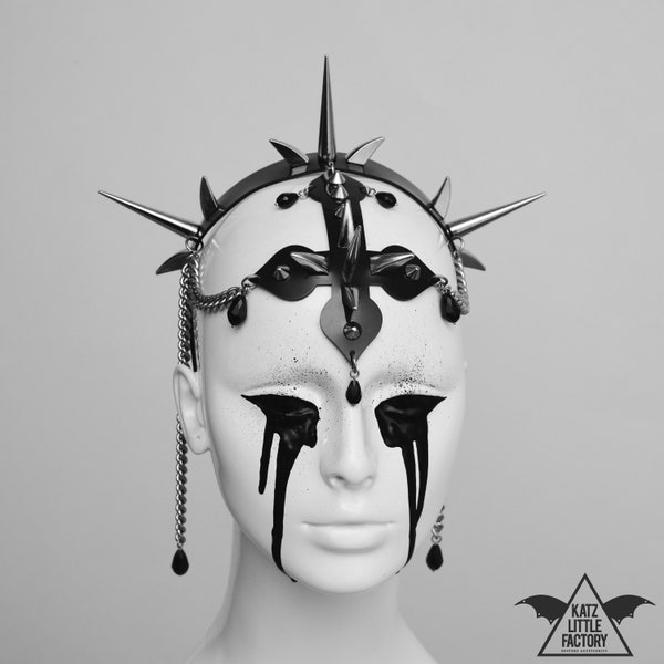 BLESSED Anti X Mass Cross Headpiece mit Kettenschleier, Perlen und Spikes