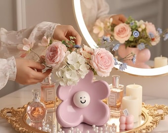 Mini Smile Ceramic Vase – Elegant Home Flower Decoration
