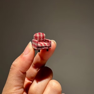 マイクロミニソファチェア｜ドールハウス用ミニチュア布製アームチェア｜無垢材の快適な座面｜小型リビングルーム装飾｜ミニチュア家具ギフト